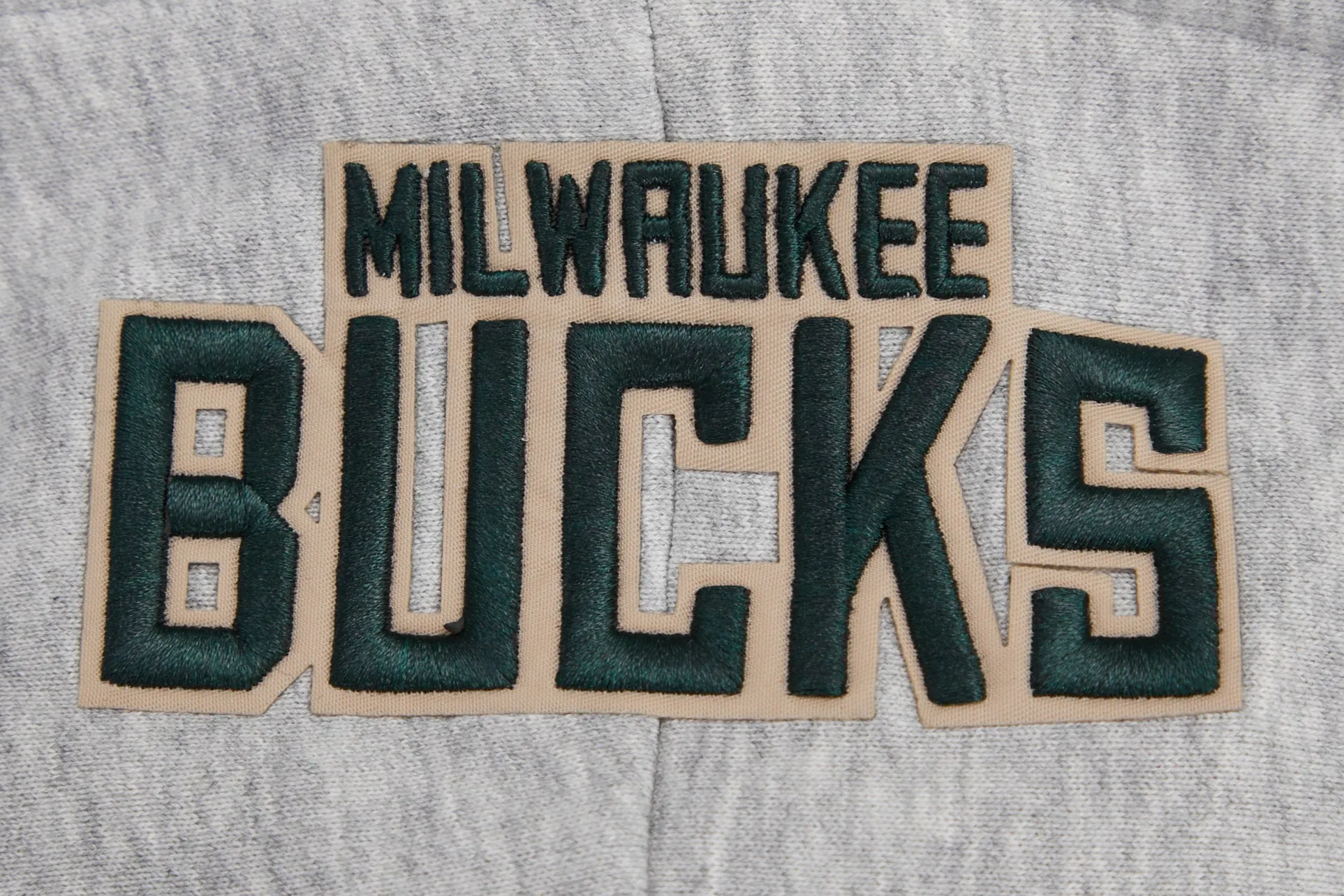 NBA MILWAUKEE BUCKS SCRIPT TAIL WOMEN'S RIB FLC CROPPED PO HOODIE (HEATHER GRAY/BLACK)