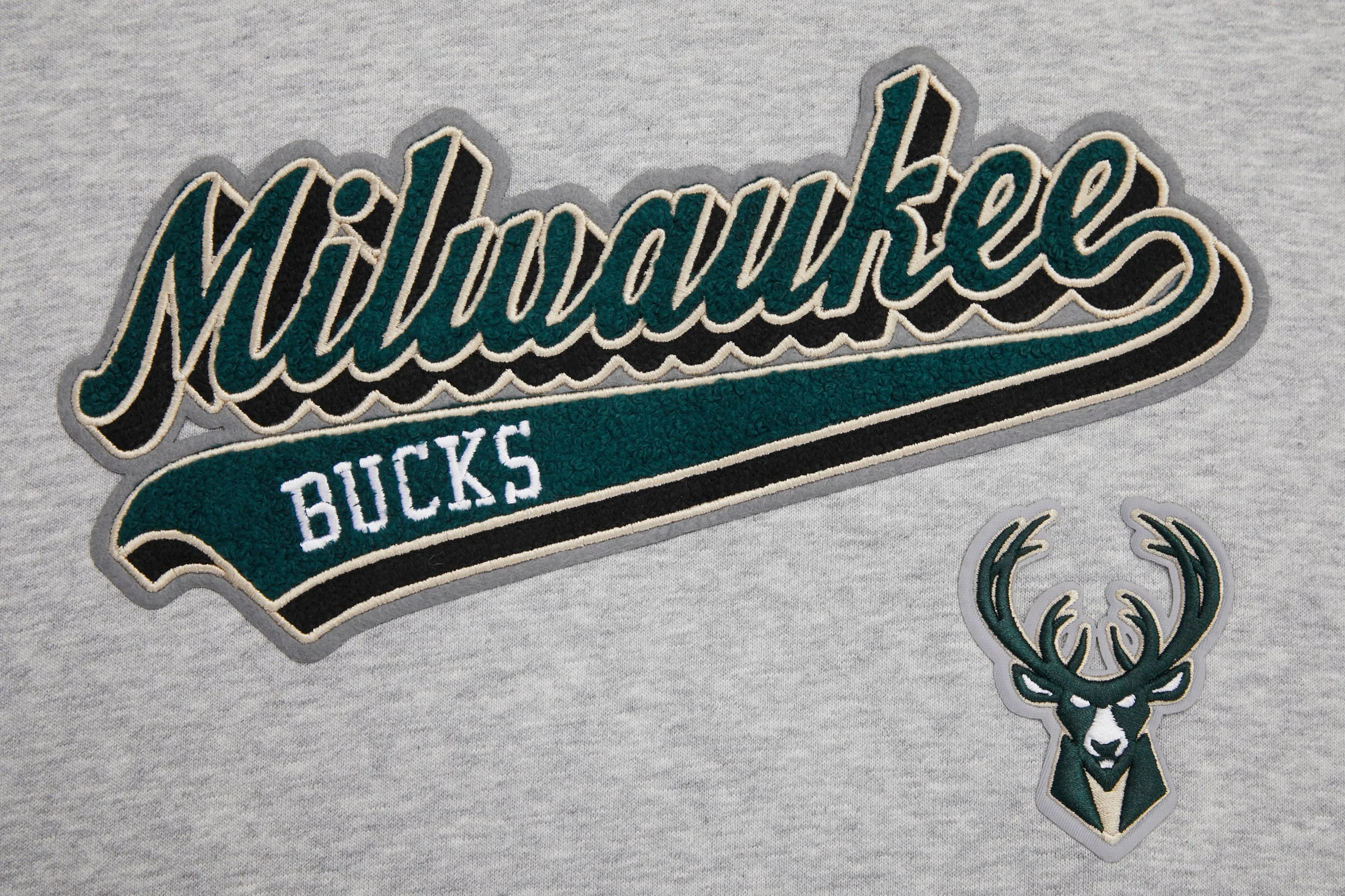 NBA MILWAUKEE BUCKS SCRIPT TAIL WOMEN'S RIB FLC CROPPED PO HOODIE (HEATHER GRAY/BLACK)